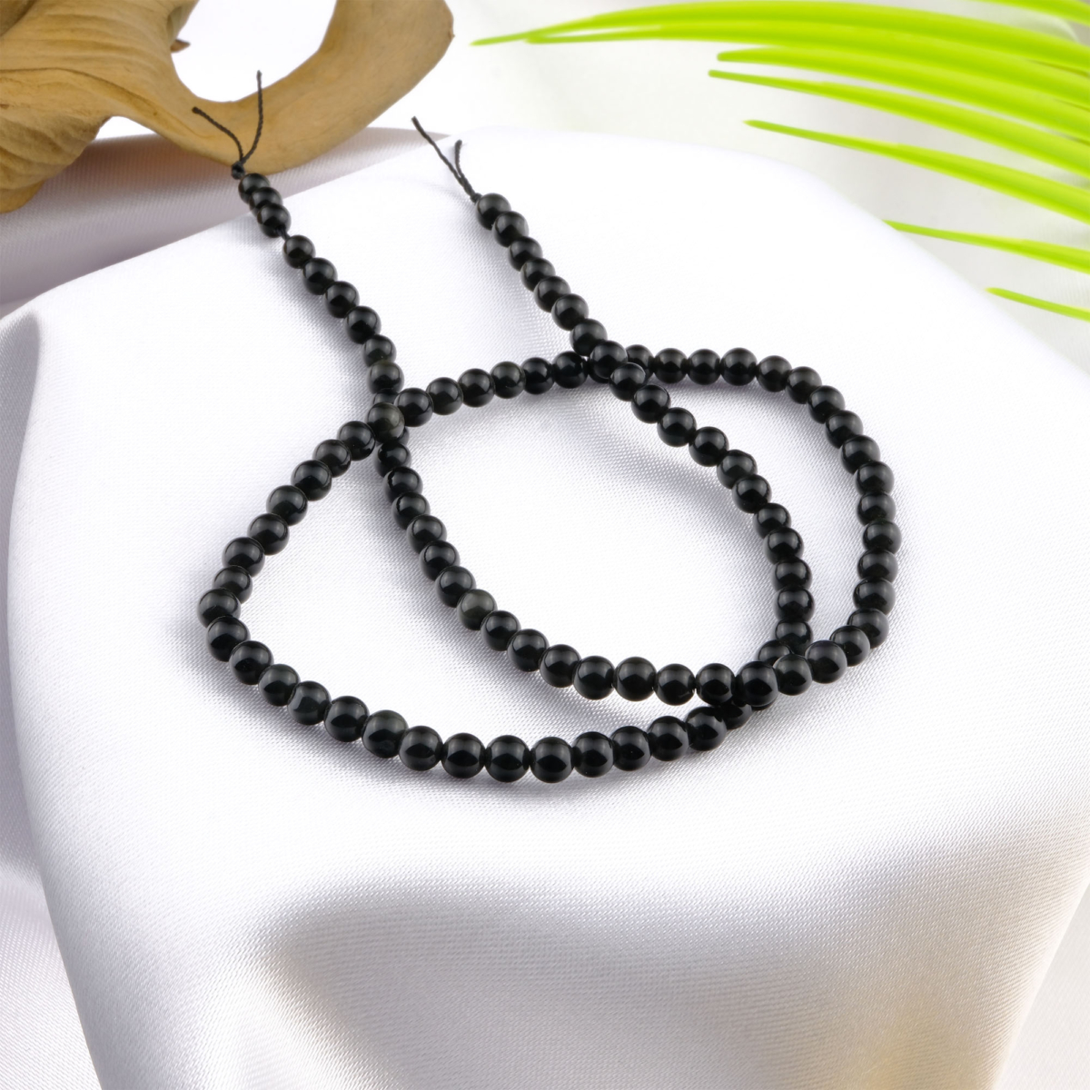 Obsidyen doğal taş dizi – toptan doğal taş dizi, siyah parlak yapısıyla koruma enerjisi sağlayan ve takı yapımında kullanılan güçlü taş.