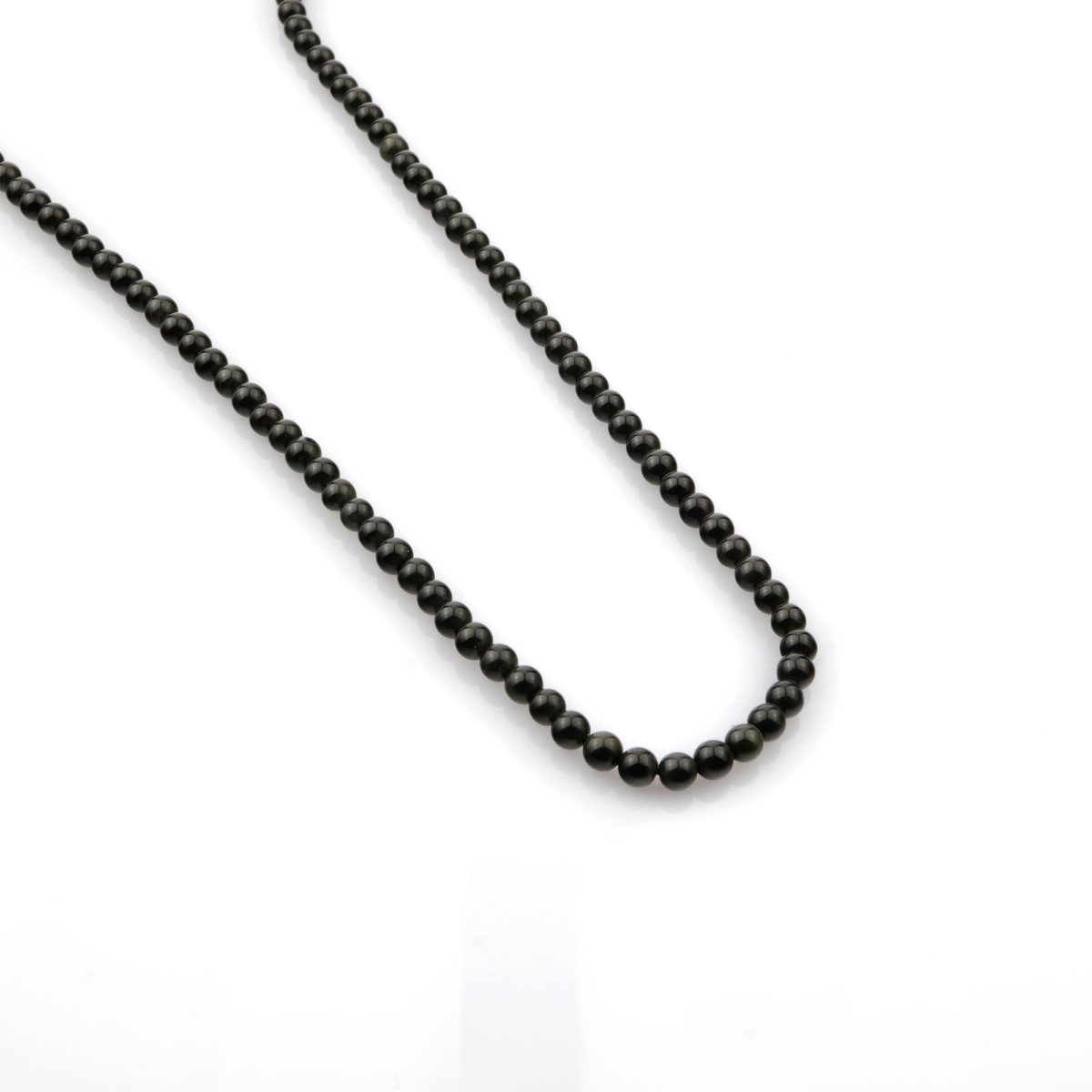 Obsidyen doğal taş dizi – toptan doğal taş dizi, siyah parlak yapısıyla koruma enerjisi sağlayan ve takı yapımında kullanılan güçlü taş.