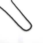 Obsidyen doğal taş dizi – toptan doğal taş dizi, siyah parlak yapısıyla koruma enerjisi sağlayan ve takı yapımında kullanılan güçlü taş.