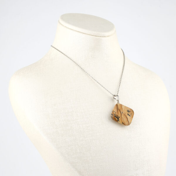 Odun Jasper kare model kolye – doğanın köklenme enerjisini yansıtan zarif takı Kare kesim odun jasper kolye – sabır, güç ve dengeyi temsil eden doğal taş Odun Jasper doğal taş kolye – toprak tonlarıyla içsel huzur ve istikrar sağlar Toptan doğal taş kolye – estetik tasarım ve doğadan gelen enerji bir arada