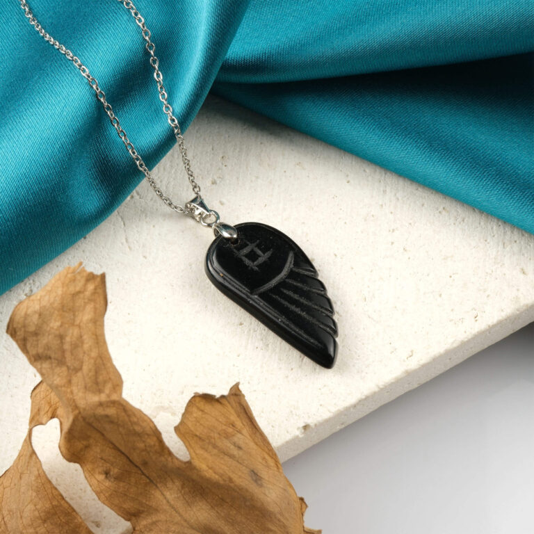 Oniks doğal taş kolye – siyahın gücüyle koruma ve denge sağlar Zarif oniks kolye – negatif enerjiden arınmayı destekleyen doğal taş takı Siyah oniks kolye – kararlılık ve içsel gücü temsil eden enerji taşı Toptan doğal taş kolye – güçlü koruma enerjisiyle estetik bir tercih