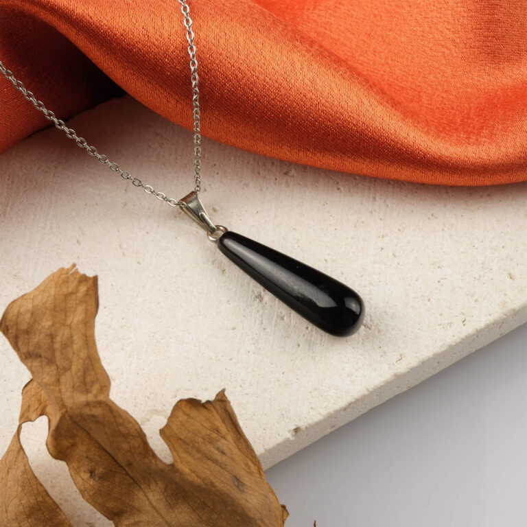 Oniks doğal taş kolye – siyahın asaletiyle koruyucu enerji ve zarafeti birleştirir Siyah oniks kolye – negatif enerjiden koruyan güçlü ve şık taş Oniks kolye – ruhsal denge ve özgüveni destekleyen enerji takısı Toptan doğal taş kolye – güçlü koruma enerjisiyle estetik bir tercih