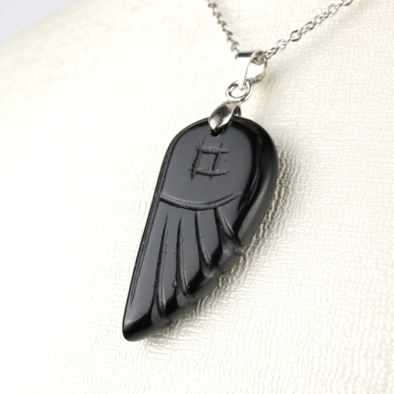 Oniks doğal taş kolye – siyahın gücüyle koruma ve denge sağlar Zarif oniks kolye – negatif enerjiden arınmayı destekleyen doğal taş takı Siyah oniks kolye – kararlılık ve içsel gücü temsil eden enerji taşı Toptan doğal taş kolye – güçlü koruma enerjisiyle estetik bir tercih