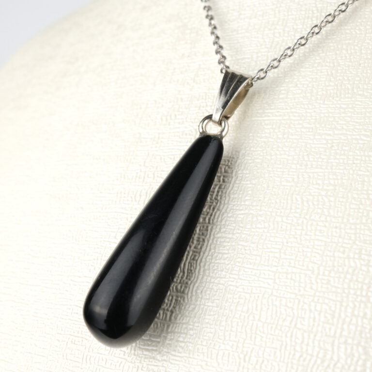 Oniks doğal taş kolye – siyahın asaletiyle koruyucu enerji ve zarafeti birleştirir Siyah oniks kolye – negatif enerjiden koruyan güçlü ve şık taş Oniks kolye – ruhsal denge ve özgüveni destekleyen enerji takısı Toptan doğal taş kolye – güçlü koruma enerjisiyle estetik bir tercih