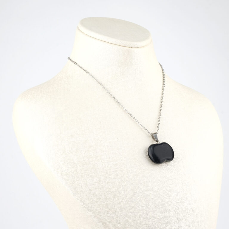 Oniks doğal taş kolye – siyahın asaletiyle koruma ve denge sağlar Siyah oniks kolye – güçlü enerjisiyle ruhsal dayanıklılığı artırır Oniks kolye – negatif enerjiden arındıran zarif doğal taş takı Toptan doğal taş kolye – estetik görünüm ve koruyucu taş enerjisi bir arada