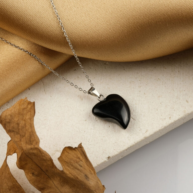 Oniks doğal taş kolye – koruyucu enerjisiyle güç ve denge sağlar Siyah oniks kolye – zarafetiyle ruhsal dayanıklılığı artıran doğal taş takı Oniks kolye – negatif enerjiden koruyan şık ve güçlü aksesuar Toptan doğal taş kolye – şıklık ve koruyucu taş enerjisi bir arada