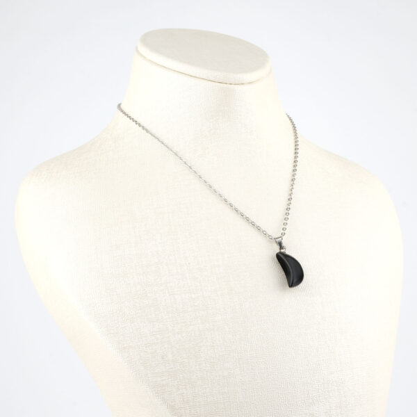 Oniks hilal model kolye – siyahın gücüyle koruyucu enerjiyi yansıtan zarif takı Hilal kesim oniks kolye – ruhsal denge ve kararlılığı temsil eden doğal taş Oniks doğal taş kolye – hilal formuyla zarafet ve enerji dengesini birleştirir Toptan doğal taş kolye – koruyucu taş enerjisiyle modern ve estetik tasarım