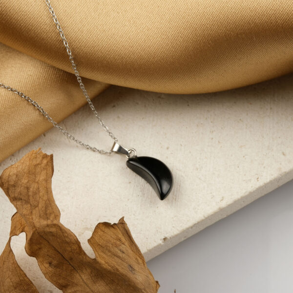 Oniks hilal model kolye – siyahın gücüyle koruyucu enerjiyi yansıtan zarif takı Hilal kesim oniks kolye – ruhsal denge ve kararlılığı temsil eden doğal taş Oniks doğal taş kolye – hilal formuyla zarafet ve enerji dengesini birleştirir Toptan doğal taş kolye – koruyucu taş enerjisiyle modern ve estetik tasarım