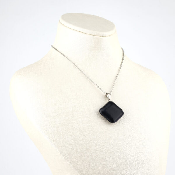 Oniks kare model kolye – siyahın gücüyle koruyucu enerji ve zarafet Kare kesim oniks kolye – güçlü duruşu ve ruhsal dengeyi temsil eden doğal taş Oniks doğal taş kolye – kararlılık ve koruma enerjisini taşıyan zarif takı Toptan doğal taş kolye – estetik görünüm ve güçlü taş enerjisi bir arada