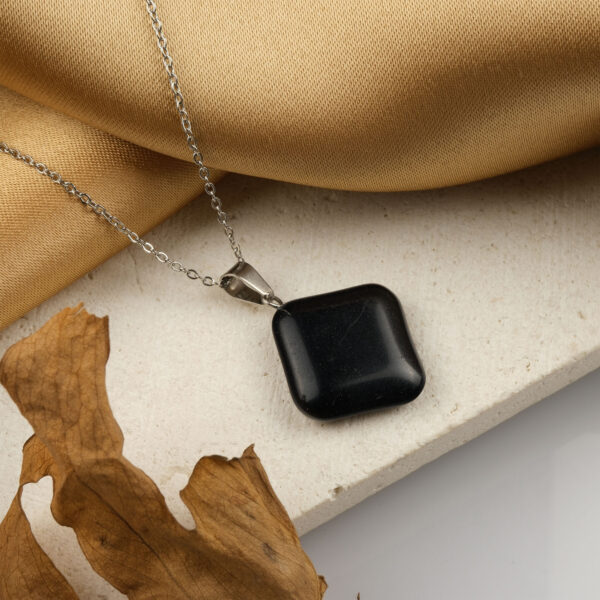 Oniks kare model kolye – siyahın gücüyle koruyucu enerji ve zarafet Kare kesim oniks kolye – güçlü duruşu ve ruhsal dengeyi temsil eden doğal taş Oniks doğal taş kolye – kararlılık ve koruma enerjisini taşıyan zarif takı Toptan doğal taş kolye – estetik görünüm ve güçlü taş enerjisi bir arada