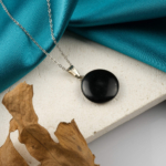 Oniks yuvarlak model kolye – siyahın asaletiyle zarafet ve koruyucu enerji Yuvarlak kesim oniks kolye – denge, güç ve içsel huzuru destekleyen doğal taş Oniks doğal taş kolye – sade tasarımıyla negatif enerjiden korur Toptan doğal taş kolye – estetik görünüm ve koruyucu taş enerjisi bir arada