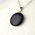 Oniks yuvarlak model kolye – siyahın asaletiyle zarafet ve koruyucu enerji Yuvarlak kesim oniks kolye – denge, güç ve içsel huzuru destekleyen doğal taş Oniks doğal taş kolye – sade tasarımıyla negatif enerjiden korur Toptan doğal taş kolye – estetik görünüm ve koruyucu taş enerjisi bir arada