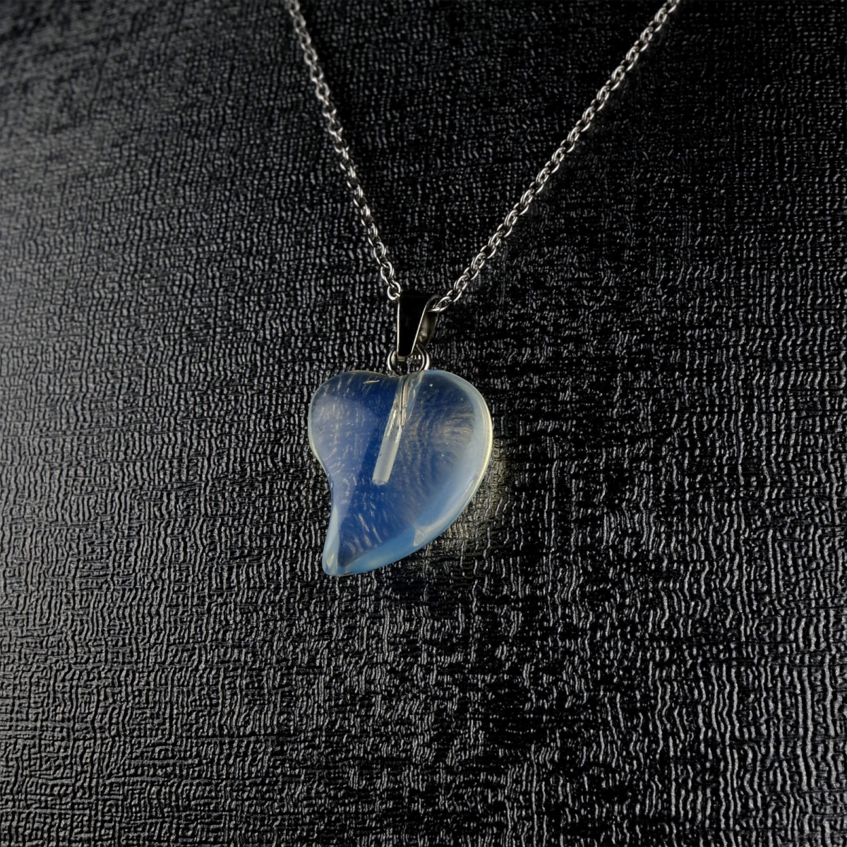 Opalit doğal taş kolye – ışığın renklerini yansıtan huzur verici enerji takısı Opalit kolye – zarafet ve ruhsal dengeyi birleştiren şeffaf taş Opalit taş kolye – içsel huzuru destekleyen ışık dolu estetik aksesuar Toptan doğal taş kolye – parlak yüzeyiyle enerji ve zarafeti bir araya getirir