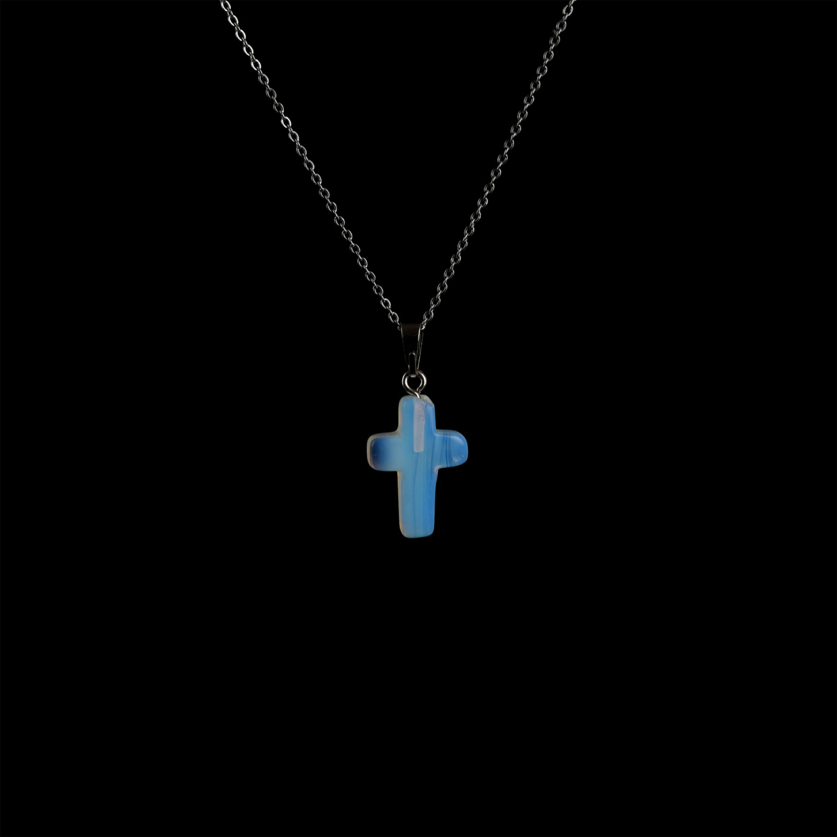 Opalit doğal taş kolye – ışığın renklerini yansıtan huzur verici enerji takısı Opalit kolye – zarafet ve ruhsal dengeyi birleştiren şeffaf taş Opalit taş kolye – içsel huzuru destekleyen ışık dolu estetik aksesuar Toptan doğal taş kolye – parlak yüzeyiyle enerji ve zarafeti bir araya getirir