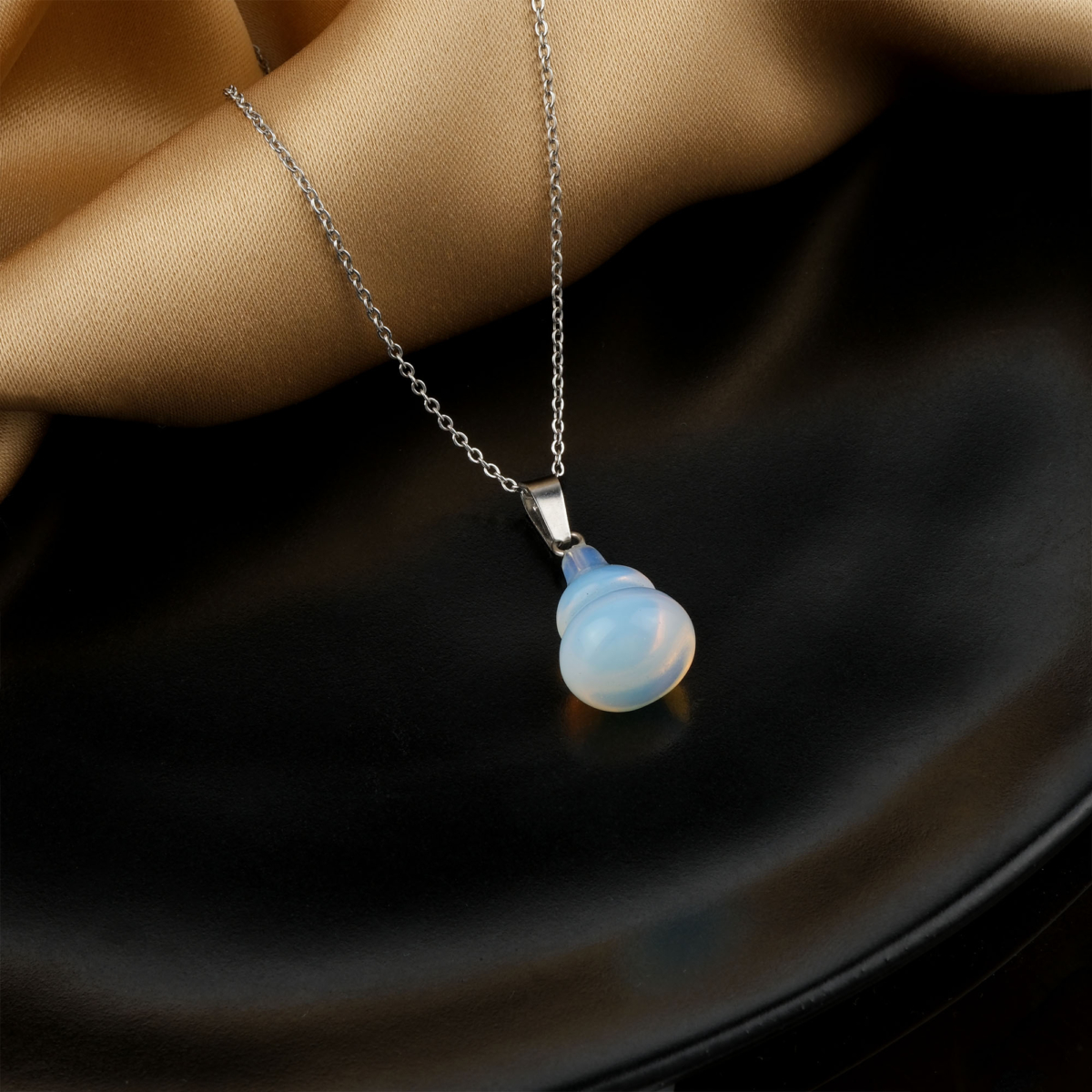 Opalit doğal taş kolye – ışığın büyüsünü taşıyan huzur verici enerji takısı Opalit kolye – mavi ve pembe yansımalarıyla duygusal denge sağlar Opalit taş kolye – zarafeti ve pozitif enerjiyi bir araya getiren doğal taş Toptan doğal taş kolye – ışıkla parlayan estetik ve enerjik tasarım