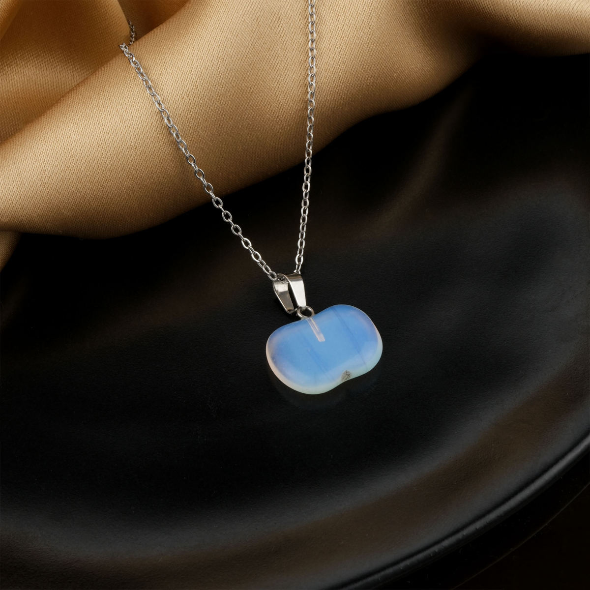 Opalit doğal taş kolye – ışığın renklerini yansıtan huzur verici enerji takısı Opalit kolye – zarafet ve ruhsal dengeyi birleştiren şeffaf taş Opalit taş kolye – içsel huzuru destekleyen ışık dolu estetik aksesuar Toptan doğal taş kolye – parlak yüzeyiyle enerji ve zarafeti bir araya getirir