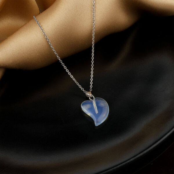 Opalit doğal taş kolye – ışığın renklerini yansıtan huzur verici enerji takısı Opalit kolye – zarafet ve ruhsal dengeyi birleştiren şeffaf taş Opalit taş kolye – içsel huzuru destekleyen ışık dolu estetik aksesuar Toptan doğal taş kolye – parlak yüzeyiyle enerji ve zarafeti bir araya getirir