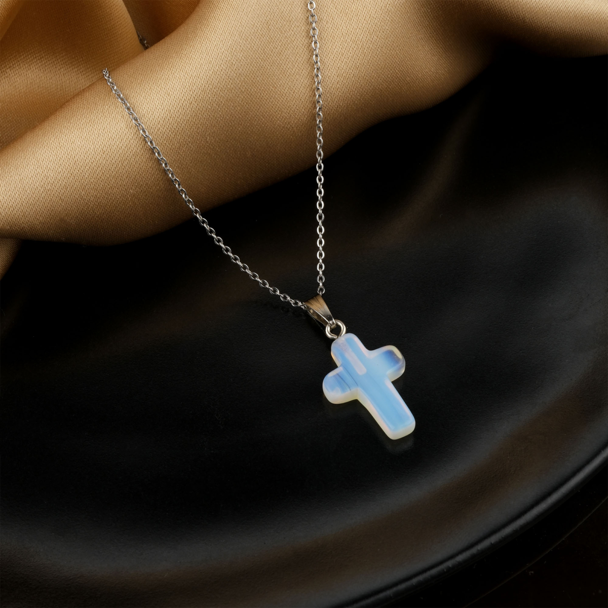 Opalit doğal taş kolye – ışığın renklerini yansıtan huzur verici enerji takısı Opalit kolye – zarafet ve ruhsal dengeyi birleştiren şeffaf taş Opalit taş kolye – içsel huzuru destekleyen ışık dolu estetik aksesuar Toptan doğal taş kolye – parlak yüzeyiyle enerji ve zarafeti bir araya getirir