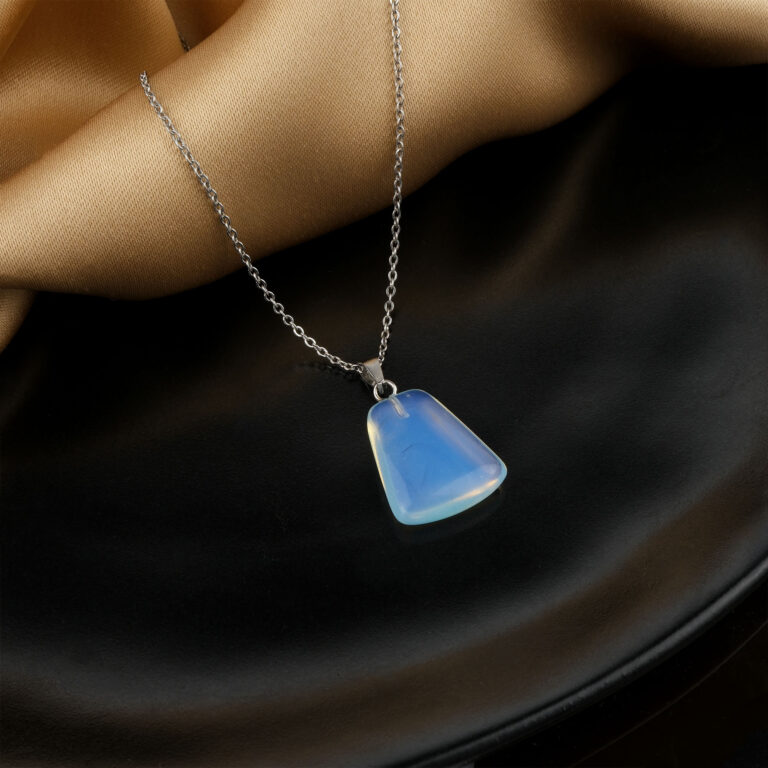 Opalit doğal taş kolye – ışığın enerjisini yansıtan huzur verici zarif takı Opalit kolye – duygusal denge ve sakinliği destekleyen parıltılı taş Opalit taş kolye – renk geçişleriyle pozitif enerji ve zarafet bir arada Toptan doğal taş kolye – şeffaf yapısı ve estetik enerjisiyle dikkat çeker