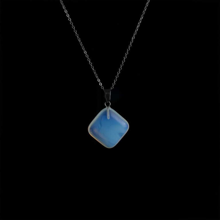 Opalit kare model kolye – ışıkla renk değiştiren zarif enerji taşı Kare kesim opalit kolye – huzur, berraklık ve denge enerjisini yansıtır Opalit doğal taş kolye – şeffaf parıltısıyla zarafet ve ruhsal denge sağlar Toptan doğal taş kolye – estetik tasarım ve mistik taş enerjisi bir arada