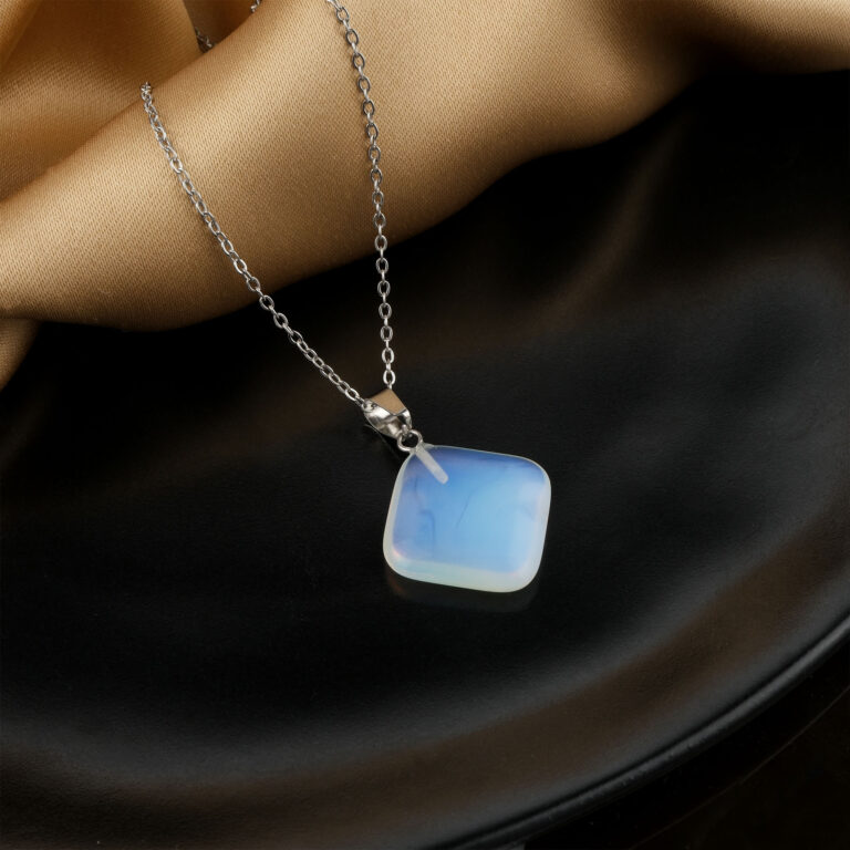 Opalit kare model kolye – ışıkla renk değiştiren zarif enerji taşı Kare kesim opalit kolye – huzur, berraklık ve denge enerjisini yansıtır Opalit doğal taş kolye – şeffaf parıltısıyla zarafet ve ruhsal denge sağlar Toptan doğal taş kolye – estetik tasarım ve mistik taş enerjisi bir arada