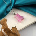 Pembe Akik doğal taş kolye – sevgi ve huzur enerjisini taşıyan zarif takı Pembe Akik kolye – kalp çakrasını dengeleyen duygusal enerji taşı Akik taş kolye – pozitif duygular ve zarafeti bir araya getiren doğal taş Toptan doğal taş kolye – pembe tonlarıyla estetik ve şifa dolu tasarım