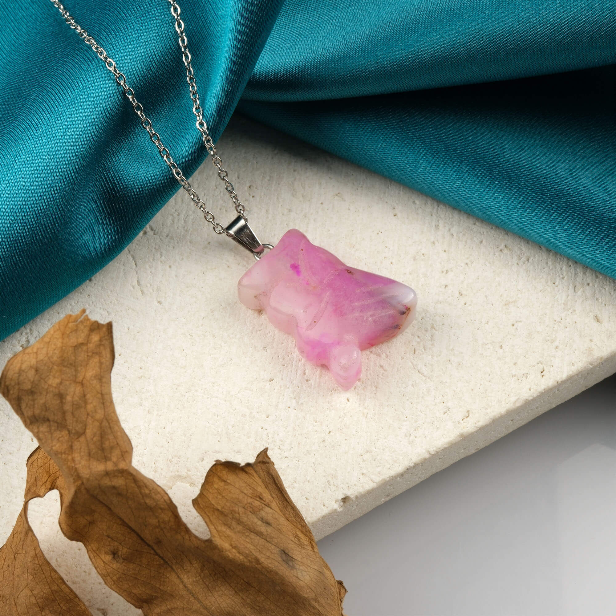 pembe-akik-kolye-dogal-tas-kolye-safir-tas-evi- (1) Pembe Akik doğal taş kolye – sevgi ve huzur enerjisini taşıyan zarif takı Pembe Akik kolye – kalp çakrasını dengeleyen duygusal enerji taşı Akik taş kolye – pozitif duygular ve zarafeti bir araya getiren doğal taş Toptan doğal taş kolye – pembe tonlarıyla estetik ve şifa dolu tasarım