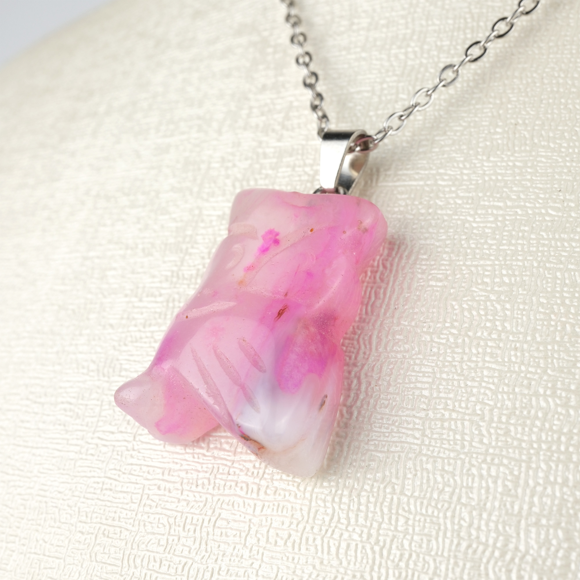 pembe-akik-kolye-dogal-tas-kolye-safir-tas-evi- (2) Pembe Akik doğal taş kolye – sevgi ve huzur enerjisini taşıyan zarif takı Pembe Akik kolye – kalp çakrasını dengeleyen duygusal enerji taşı Akik taş kolye – pozitif duygular ve zarafeti bir araya getiren doğal taş Toptan doğal taş kolye – pembe tonlarıyla estetik ve şifa dolu tasarım