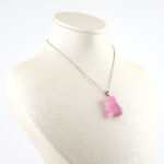 Pembe Akik doğal taş kolye – sevgi ve huzur enerjisini taşıyan zarif takı Pembe Akik kolye – kalp çakrasını dengeleyen duygusal enerji taşı Akik taş kolye – pozitif duygular ve zarafeti bir araya getiren doğal taş Toptan doğal taş kolye – pembe tonlarıyla estetik ve şifa dolu tasarım