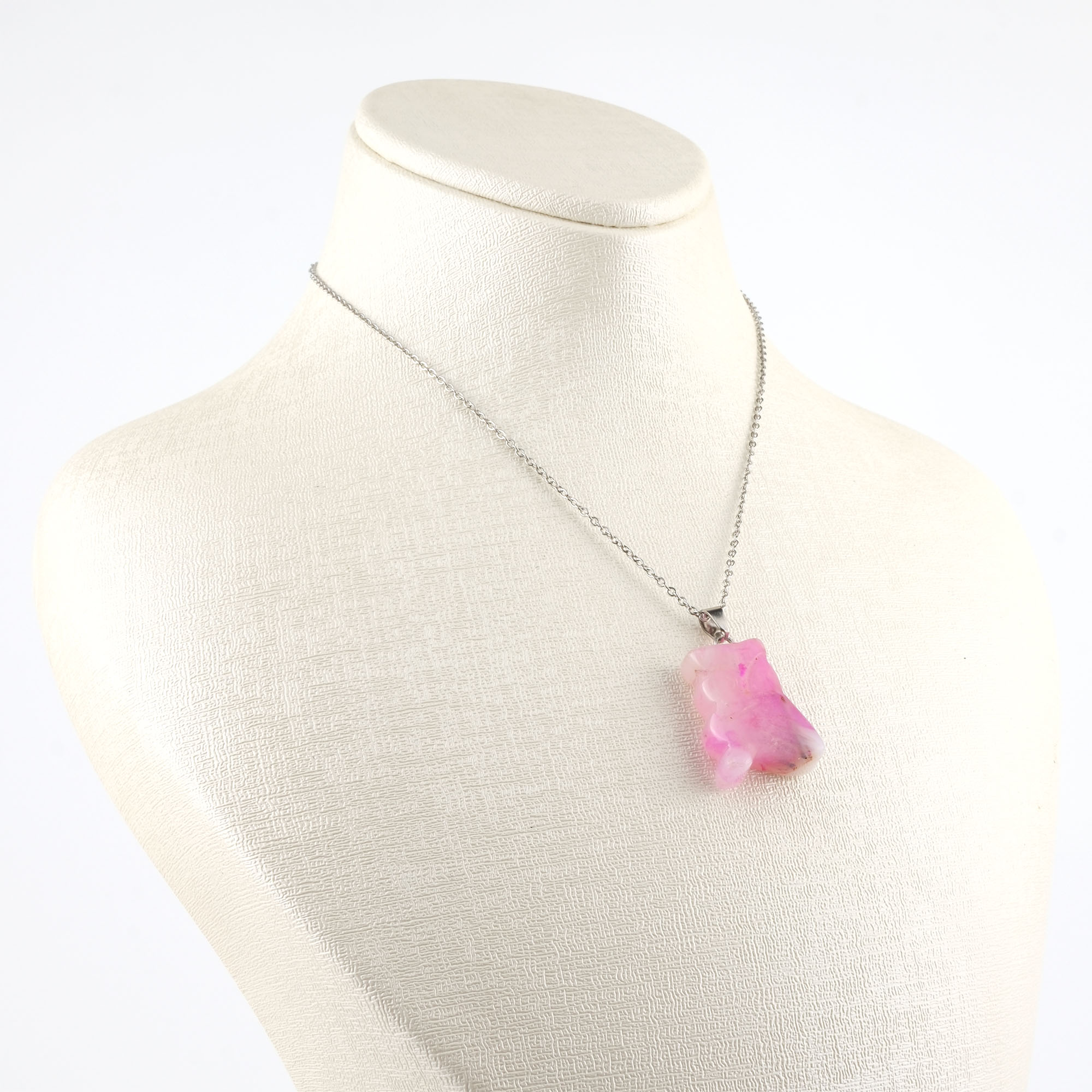 pembe-akik-kolye-dogal-tas-kolye-safir-tas-evi- (4) Pembe Akik doğal taş kolye – sevgi ve huzur enerjisini taşıyan zarif takı Pembe Akik kolye – kalp çakrasını dengeleyen duygusal enerji taşı Akik taş kolye – pozitif duygular ve zarafeti bir araya getiren doğal taş Toptan doğal taş kolye – pembe tonlarıyla estetik ve şifa dolu tasarım