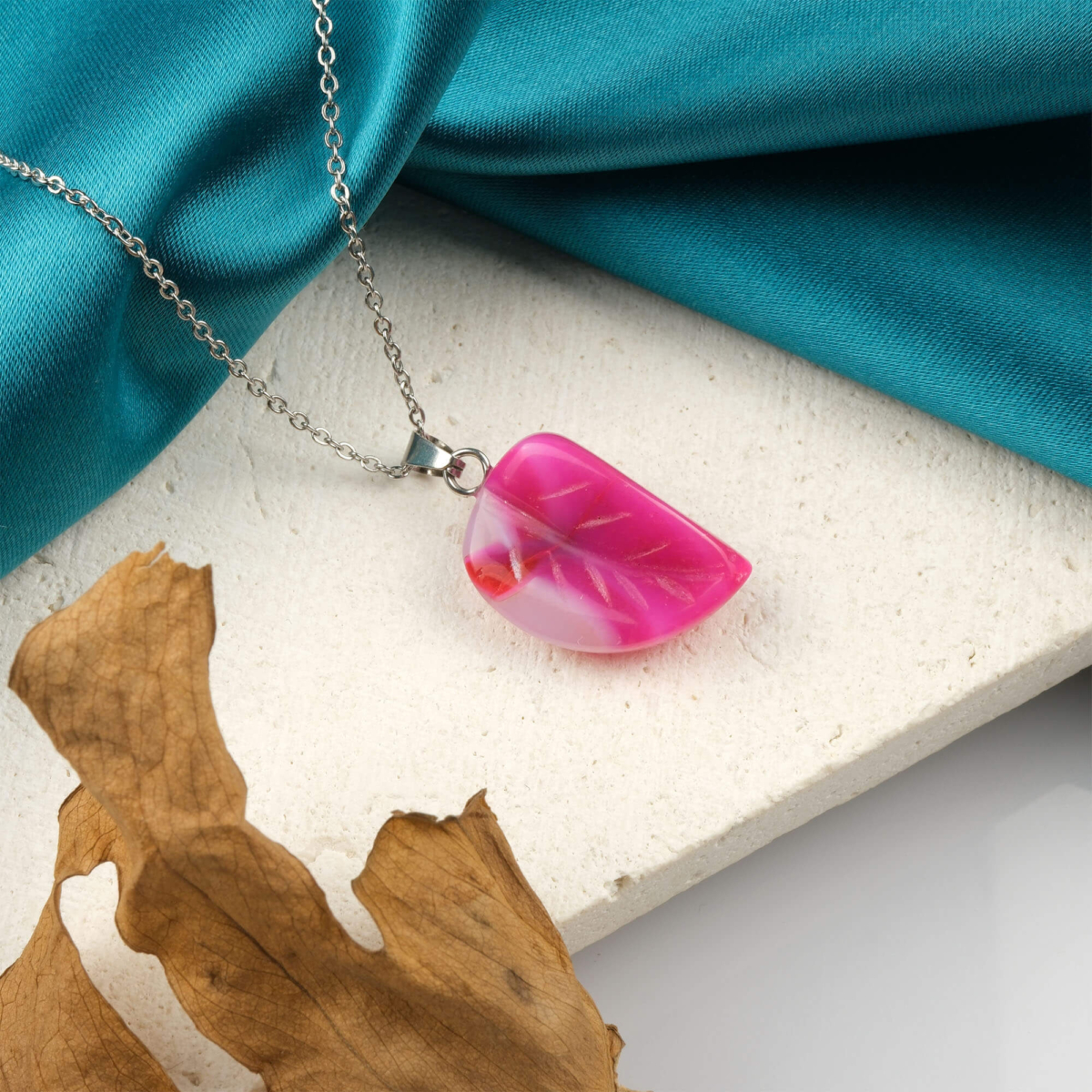 Pembe Akik yaprak model kolye – sevgi ve huzurun zarif enerjisini taşır Yaprak kesim pembe akik kolye – pozitif duyguları güçlendiren doğal taş Pembe akik doğal taş kolye – kalp çakrasını dengeleyen estetik takı Toptan doğal taş kolye – zarafet ve sevgi enerjisini bir araya getirir