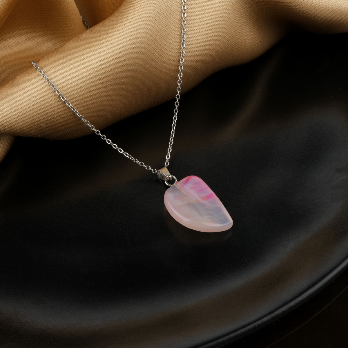 Pembe Akik yaprak model kolye – sevgi, huzur ve zarafeti bir arada taşır Yaprak kesim pembe akik kolye – kalp enerjisini dengeleyen doğal taş takı Pembe akik doğal taş kolye – içsel huzuru ve pozitif enerjiyi artıran aksesuar Toptan doğal taş kolye – doğadan ilham alan zarif ve şifalı taş tasarımı