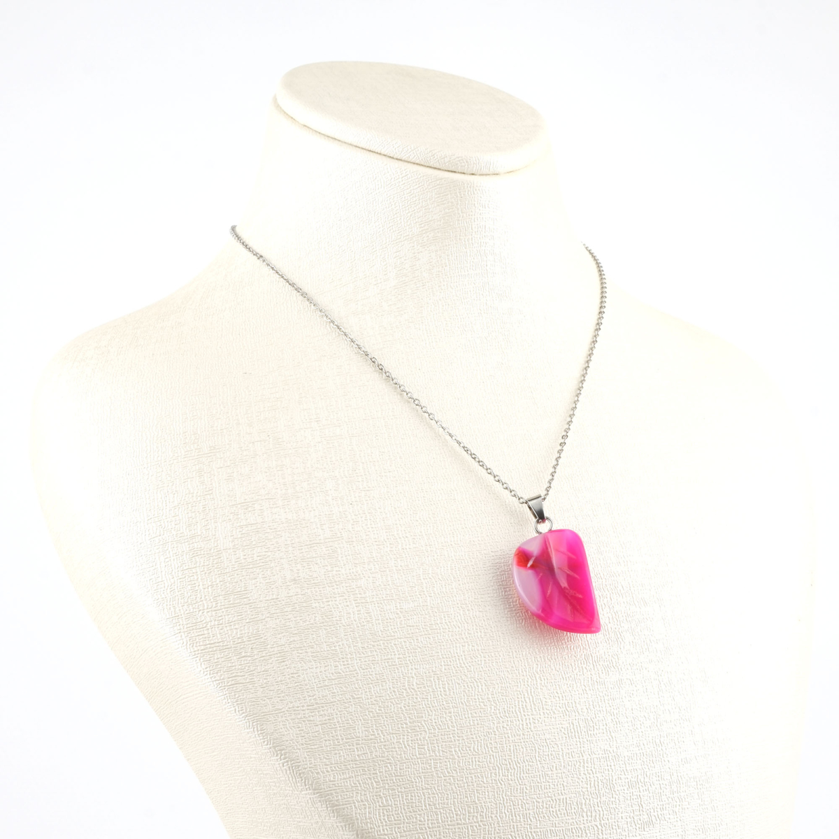 Pembe Akik yaprak model kolye – sevgi ve huzurun zarif enerjisini taşır Yaprak kesim pembe akik kolye – pozitif duyguları güçlendiren doğal taş Pembe akik doğal taş kolye – kalp çakrasını dengeleyen estetik takı Toptan doğal taş kolye – zarafet ve sevgi enerjisini bir araya getirir