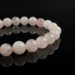 Toptan pembe kuvars bileklik – zarif tasarım, güçlü enerji, uniseks model