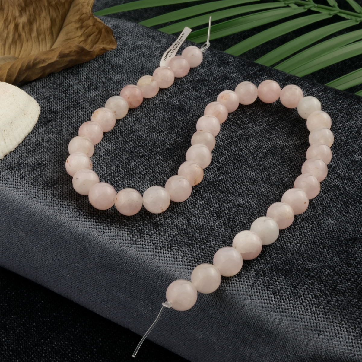 Pembe Kuvars doğal taş dizi – toptan doğal taş dizi, yumuşak pembe tonlarıyla sevgi, şefkat ve huzur enerjisi sunar.