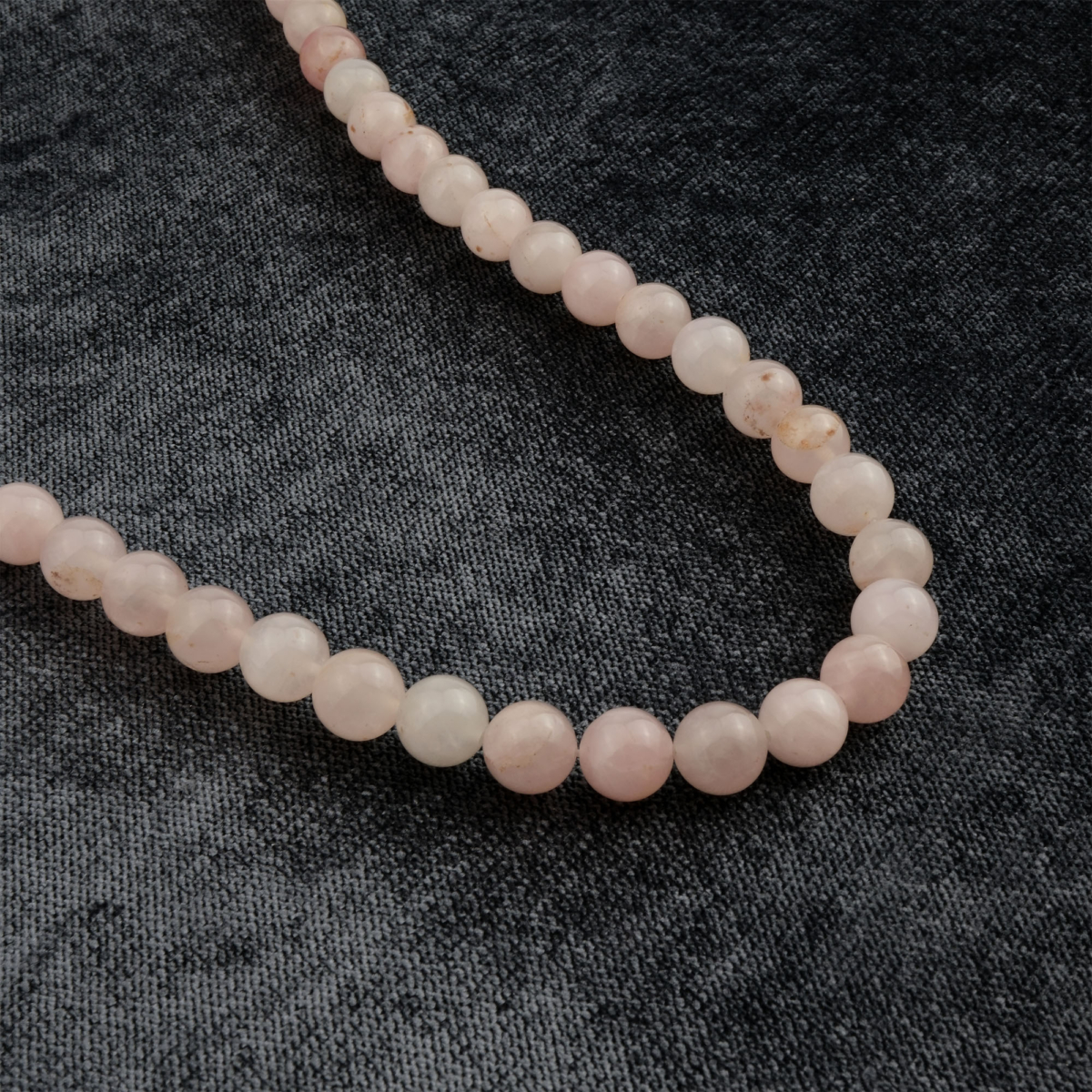 Pembe Kuvars doğal taş dizi – toptan doğal taş dizi, yumuşak pembe tonlarıyla sevgi, şefkat ve huzur enerjisi sunar.