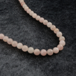 Pembe Kuvars doğal taş dizi – toptan doğal taş dizi, yumuşak pembe tonlarıyla sevgi, şefkat ve huzur enerjisi sunar.