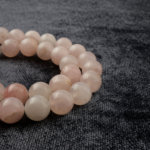 Pembe Kuvars doğal taş dizi – toptan doğal taş dizi, yumuşak pembe tonlarıyla sevgi, şefkat ve huzur enerjisi sunar.