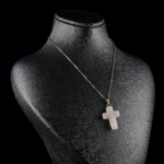 Pembe Kuvars doğal taş kolye – sevgi ve huzur enerjisini taşıyan zarif takı Pembe Kuvars kolye – kalp çakrasını dengeleyen aşkın sembolü taş Kuvars taş kolye – şefkat ve pozitif duyguları artıran doğal taş takı Toptan doğal taş kolye – estetik görünüm ve sevgi enerjisi bir arada