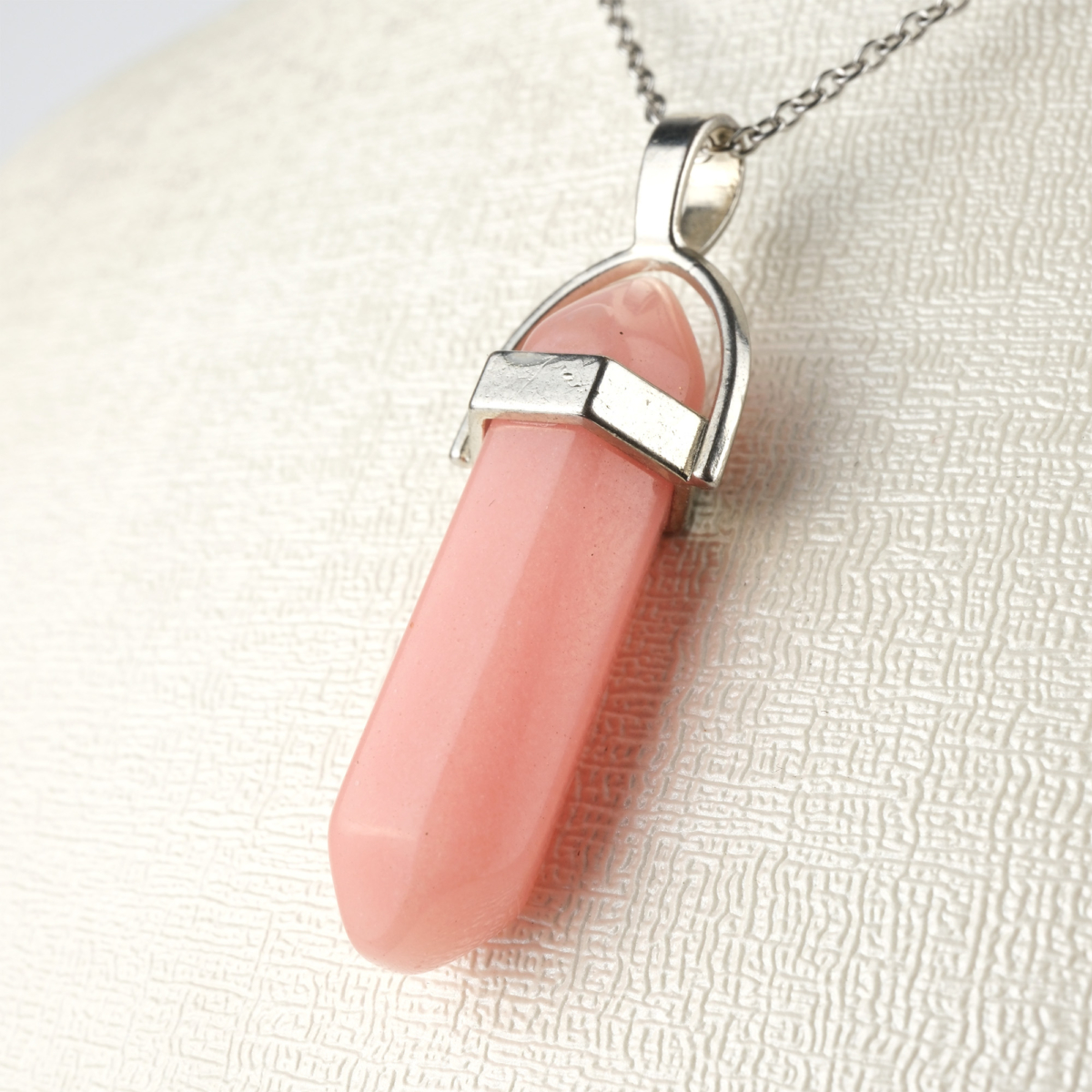 Pembe Kuvars doğal taş kolye – sevgi ve huzur enerjisini taşıyan zarif takı Pembe Kuvars kolye – kalp çakrasını dengeleyen aşkın sembolü taş Kuvars taş kolye – şefkat ve pozitif duyguları artıran doğal taş takı Toptan doğal taş kolye – estetik görünüm ve sevgi enerjisi bir arada