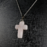 Pembe Kuvars doğal taş kolye – sevgi ve huzur enerjisini taşıyan zarif takı Pembe Kuvars kolye – kalp çakrasını dengeleyen aşkın sembolü taş Kuvars taş kolye – şefkat ve pozitif duyguları artıran doğal taş takı Toptan doğal taş kolye – estetik görünüm ve sevgi enerjisi bir arada