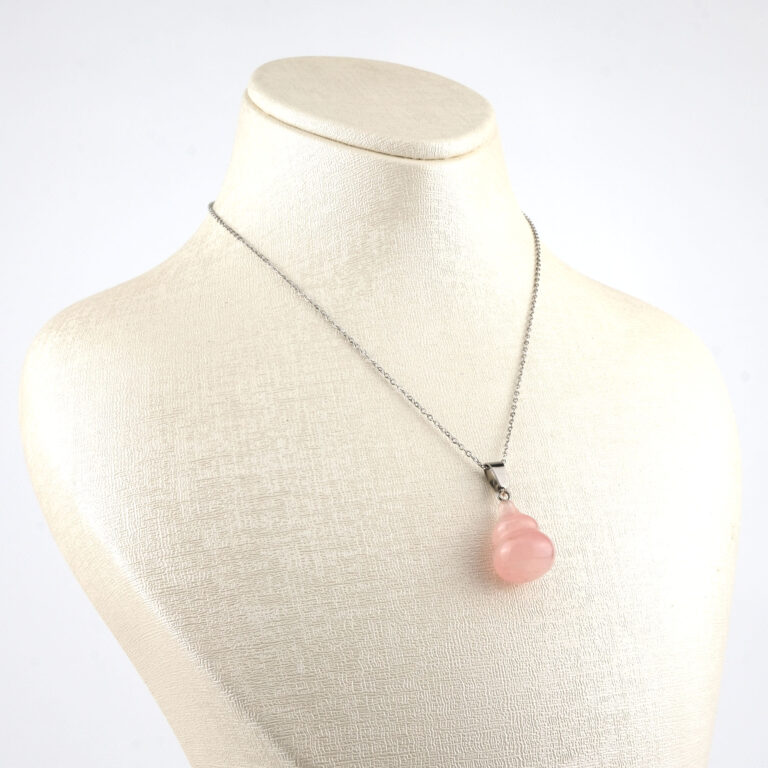 Pembe Kuvars doğal taş kolye – sevgi ve huzur enerjisini taşıyan zarif takı Pembe Kuvars kolye – kalp çakrasını dengeleyen aşkın sembolü taş Kuvars taş kolye – şefkat ve pozitif duyguları artıran doğal taş takı Toptan doğal taş kolye – estetik görünüm ve sevgi enerjisi bir arada