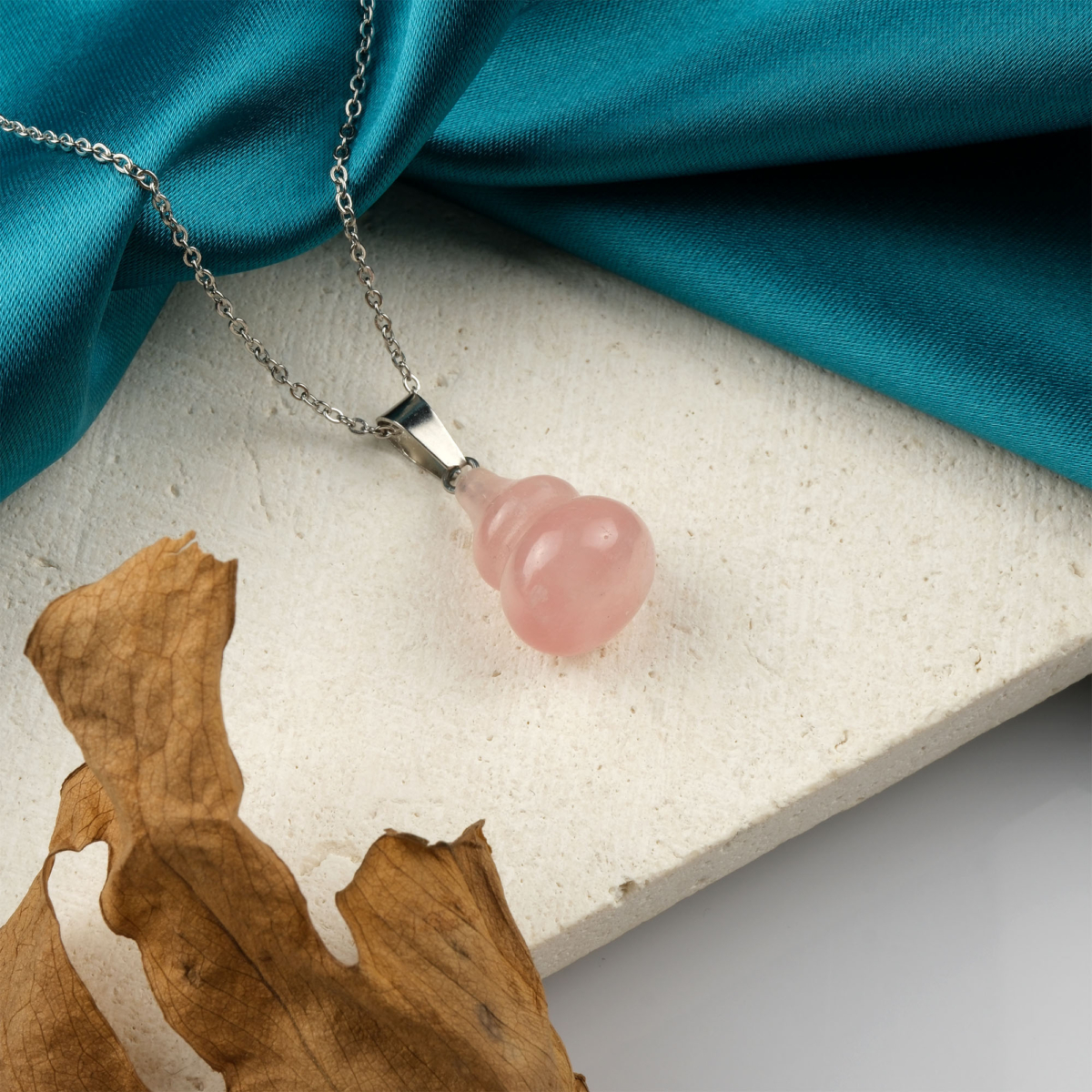 Pembe Kuvars doğal taş kolye – sevgi ve huzur enerjisini taşıyan zarif takı Pembe Kuvars kolye – kalp çakrasını dengeleyen aşkın sembolü taş Kuvars taş kolye – şefkat ve pozitif duyguları artıran doğal taş takı Toptan doğal taş kolye – estetik görünüm ve sevgi enerjisi bir arada