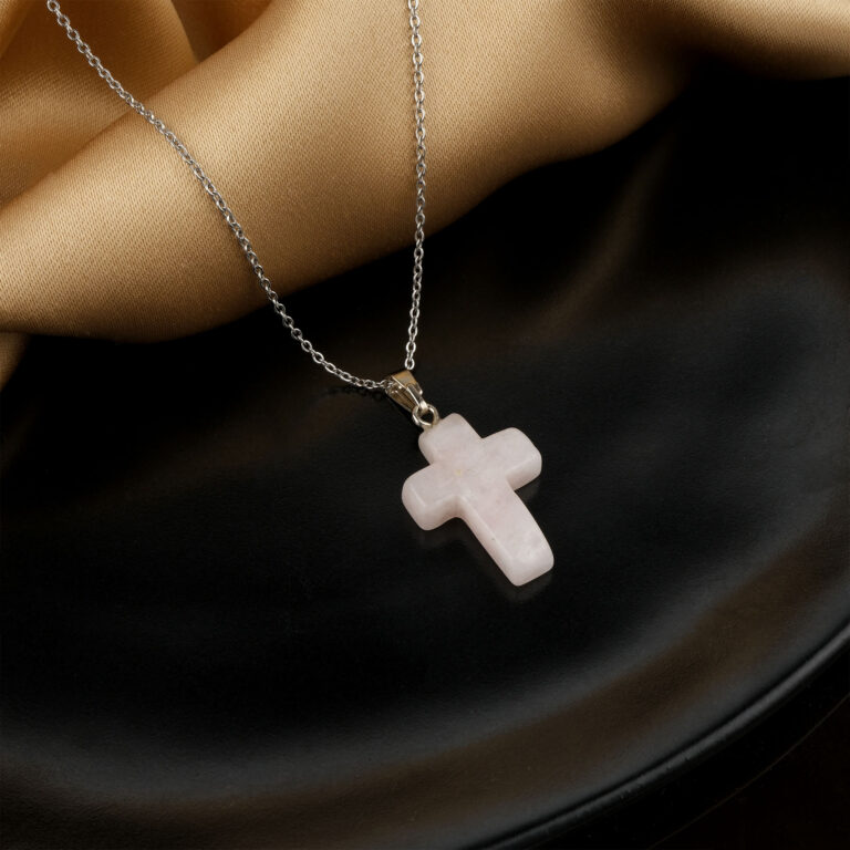 Pembe Kuvars doğal taş kolye – sevgi ve huzur enerjisini taşıyan zarif takı Pembe Kuvars kolye – kalp çakrasını dengeleyen aşkın sembolü taş Kuvars taş kolye – şefkat ve pozitif duyguları artıran doğal taş takı Toptan doğal taş kolye – estetik görünüm ve sevgi enerjisi bir arada