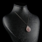 embe Kuvars damla model kolye – sevgi ve huzurun zarif enerjisini taşır Damla kesim pembe kuvars kolye – kalp çakrasını dengeleyen doğal taş takı Pembe kuvars doğal taş kolye – pozitif enerji ve estetik görünüm bir arada Toptan doğal taş kolye – zarafet ve şifa enerjisini buluşturan tasarım