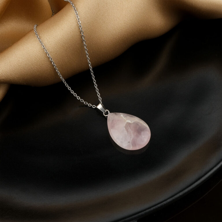 embe Kuvars damla model kolye – sevgi ve huzurun zarif enerjisini taşır Damla kesim pembe kuvars kolye – kalp çakrasını dengeleyen doğal taş takı Pembe kuvars doğal taş kolye – pozitif enerji ve estetik görünüm bir arada Toptan doğal taş kolye – zarafet ve şifa enerjisini buluşturan tasarım