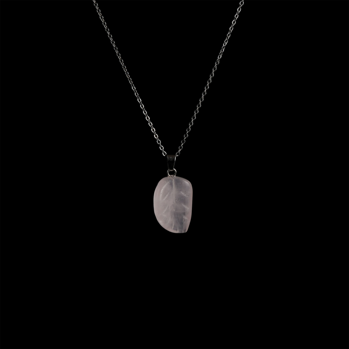 Pembe Kuvars yaprak model kolye – sevgi, huzur ve doğanın zarafetini taşır Yaprak kesim pembe kuvars kolye – kalp çakrasını dengeleyen zarif enerji taşı Pembe kuvars doğal taş kolye – doğadan ilham alan sevgi dolu tasarım Toptan doğal taş kolye – zarif görünüm ve pozitif enerji bir arada