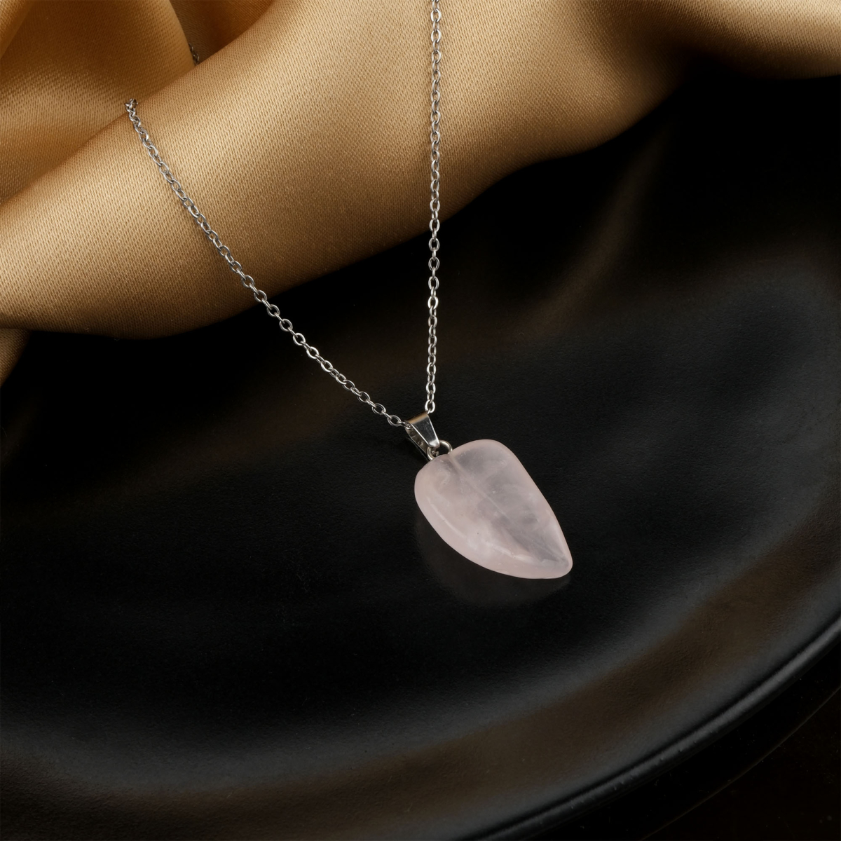 Pembe Kuvars yaprak model kolye – sevgi, huzur ve doğanın zarafetini taşır Yaprak kesim pembe kuvars kolye – kalp çakrasını dengeleyen zarif enerji taşı Pembe kuvars doğal taş kolye – doğadan ilham alan sevgi dolu tasarım Toptan doğal taş kolye – zarif görünüm ve pozitif enerji bir arada