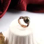 Pirit doğal taş yüzük – altın parlaklığıyla zenginlik ve özgüveni simgeler Bakır pirit yüzük – enerjiyi ve estetiği bir araya getiren özel tasarım Pirit yüzük – bolluk frekansını taşıyan güçlü doğal taş takı Toptan doğal taş yüzük – zarafet ve enerjinin birleştiği şık aksesuar