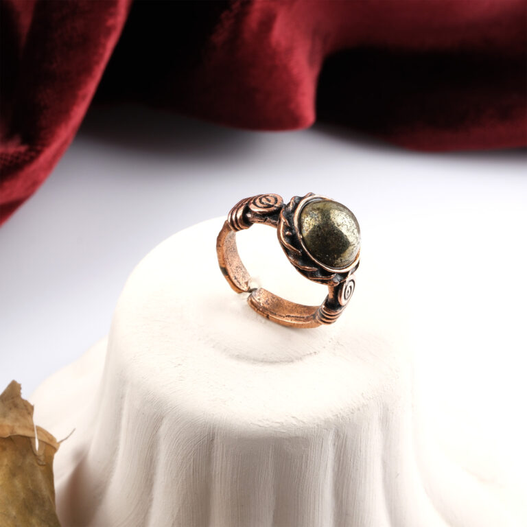 Pirit doğal taş yüzük – altın parlaklığıyla zenginlik ve özgüveni simgeler Bakır pirit yüzük – enerjiyi ve estetiği bir araya getiren özel tasarım Pirit yüzük – bolluk frekansını taşıyan güçlü doğal taş takı Toptan doğal taş yüzük – zarafet ve enerjinin birleştiği şık aksesuar